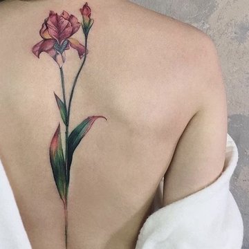 Женские татуировки на спине