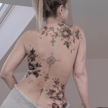 Жіночі татуювання на спині