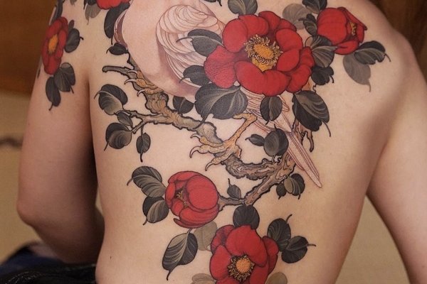 Женские татуировки на спине