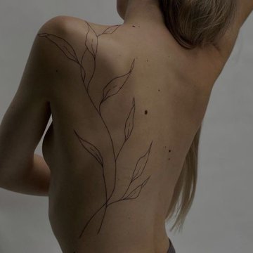 Женские татуировки на спине