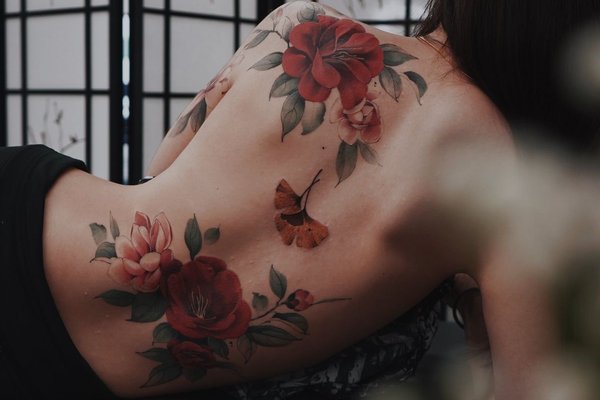 Женские татуировки на спине