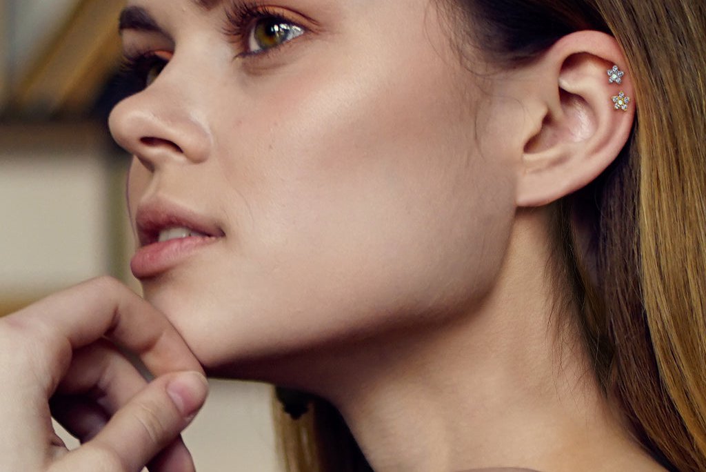 хрящ уха с пирсингом