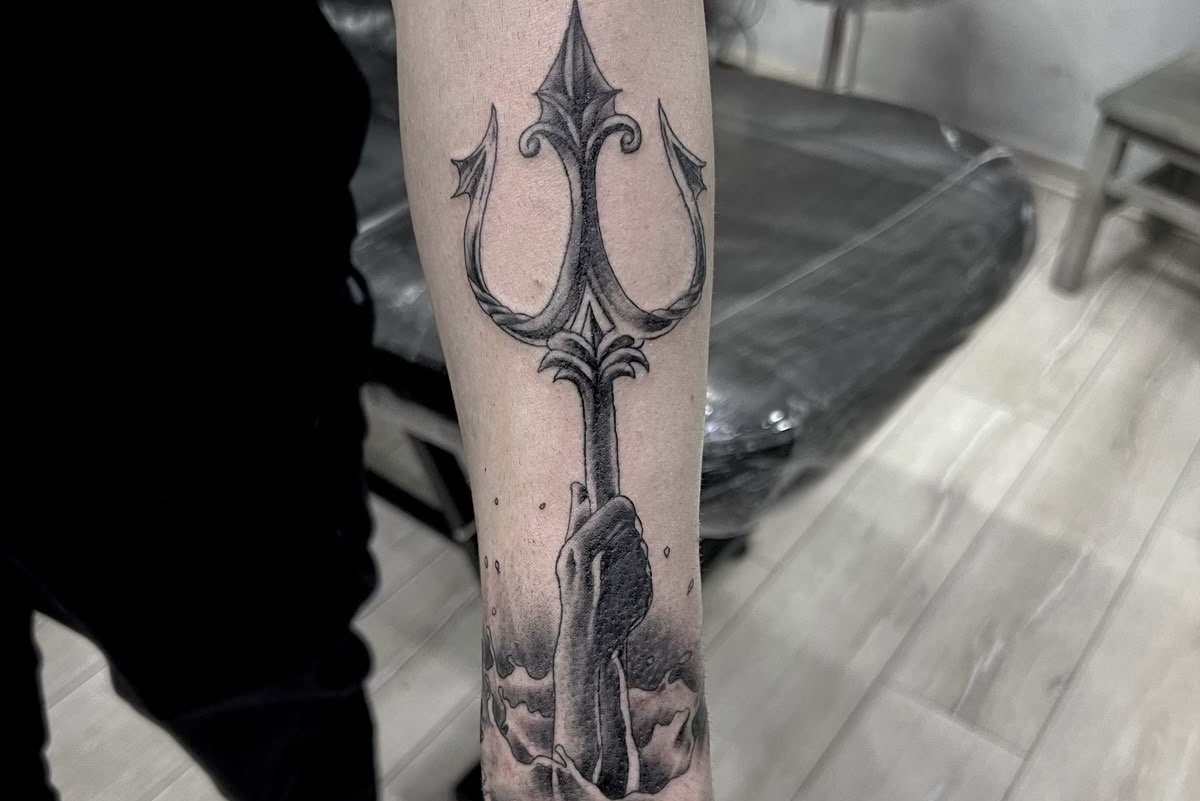 тату трезубец