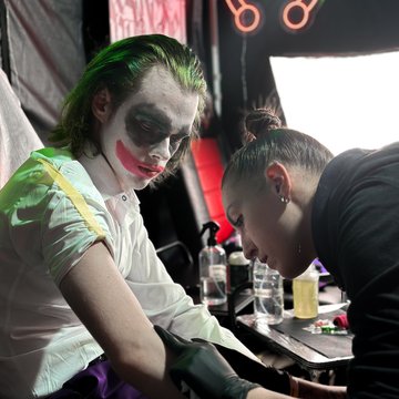 тату-майстер на виїзді