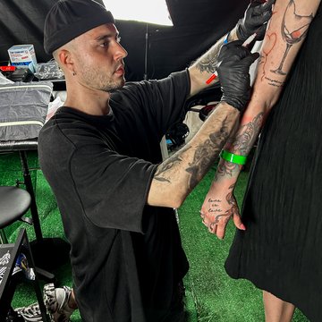 тату-майстер на виїзді