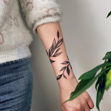 Татуювання гілка на руці