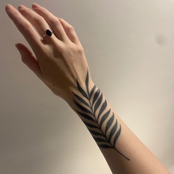 Тату веточка на руке