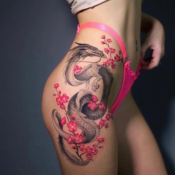 Женские татуировки на бедрах