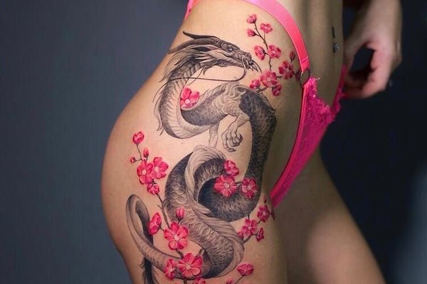 Жіночі татуювання на стегнах