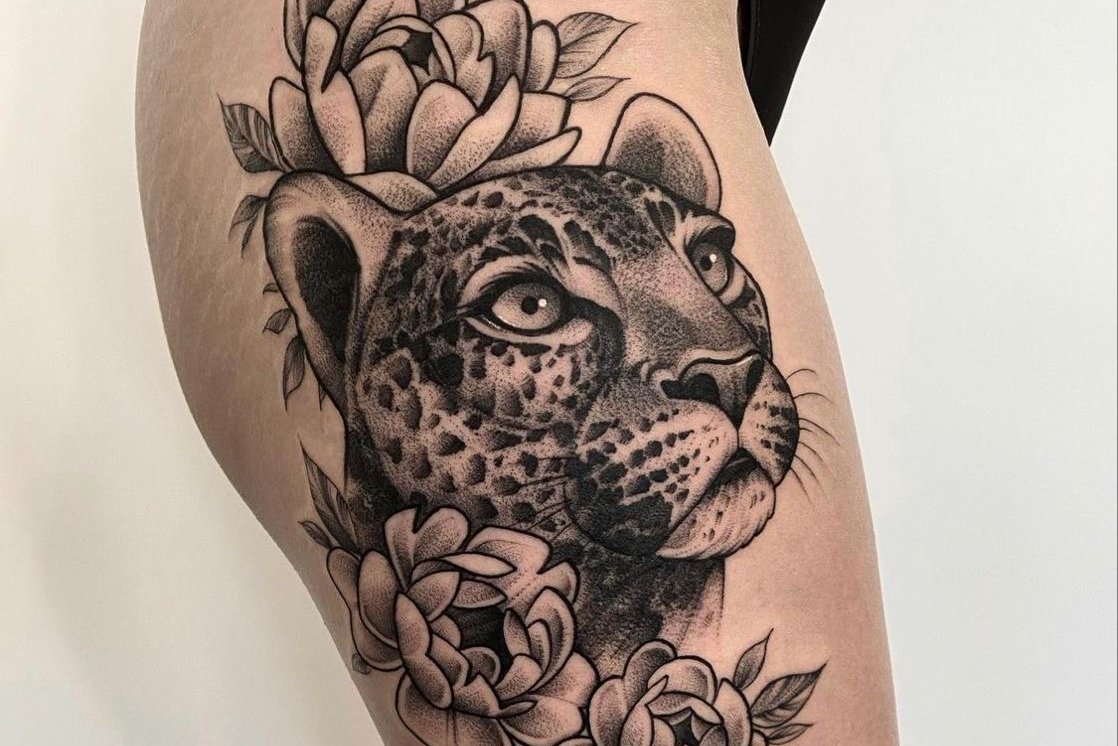 Женские татуировки на бедрах