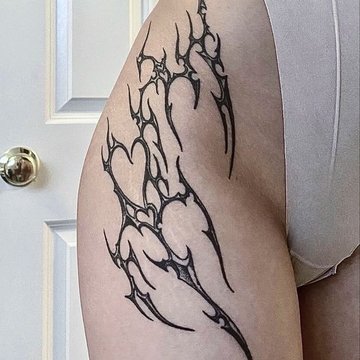 Женские татуировки на бедрах