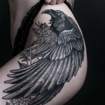 Жіночі татуювання на стегнах