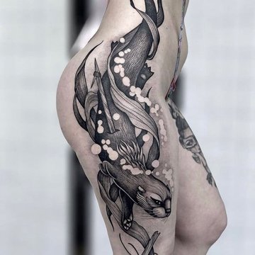 Жіночі татуювання на стегнах