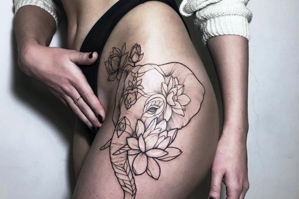 Женские татуировки на бедрах