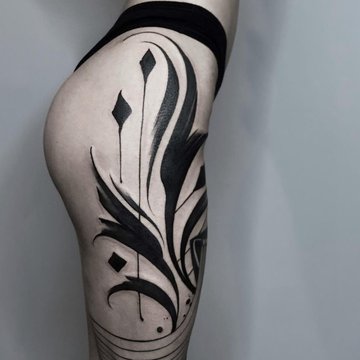 Женские татуировки на бедрах