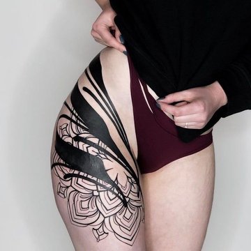 Женские татуировки на бедрах