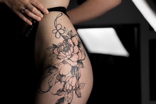 Женские татуировки на бедрах