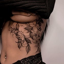 Жіночі татуювання на ребрах