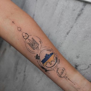 татуировка с географическими контурами Украины