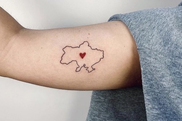 тату с географическими контурами Украины