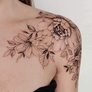 Женские тату на плечах