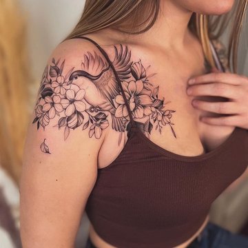 Женские тату на плечах