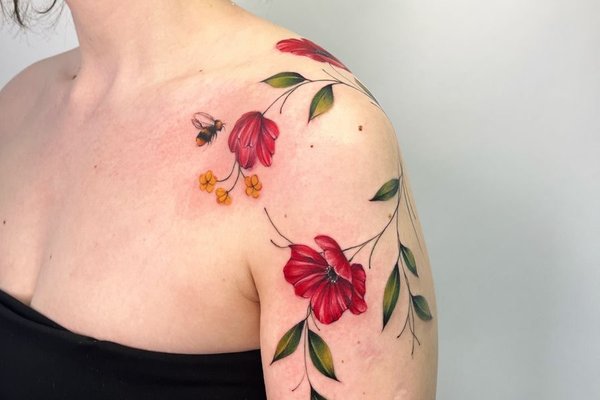 Женские тату на плечах