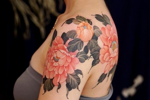 Женские тату на плечах