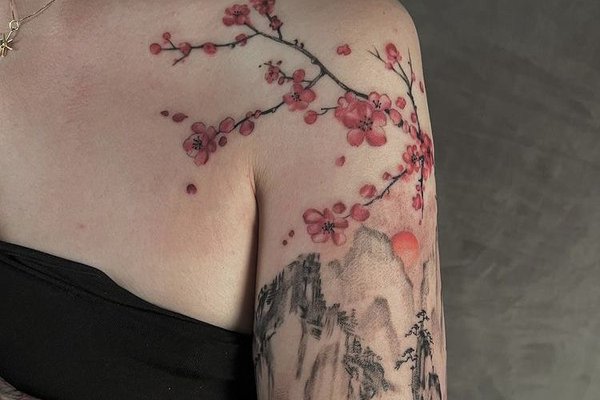 Жіночі тату на плечах