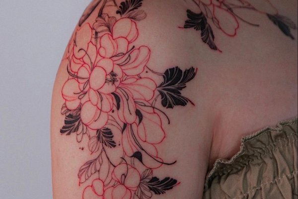 Жіночі тату на плечах