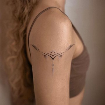 Женские тату на плечах