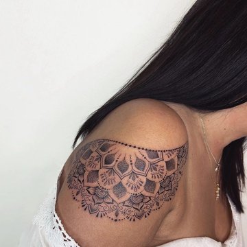 Жіночі тату на плечах