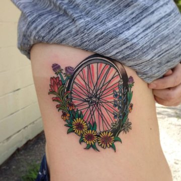 колесо тату на теле