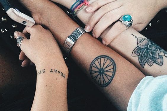 тату на руке колесо