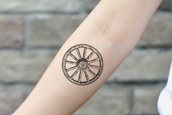 колесо на руке тату