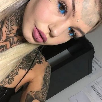 Тату на очному яблуці