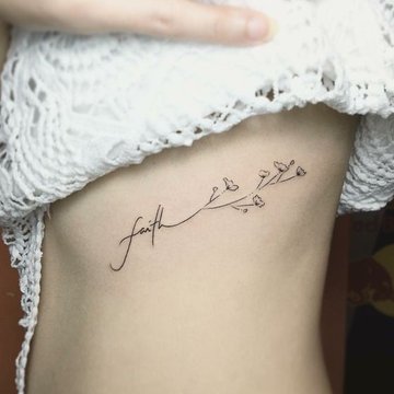 Женские тату на ребрах