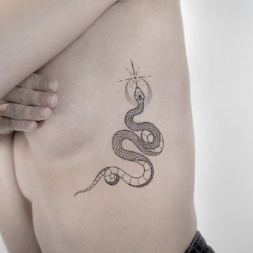 Женские тату на ребрах