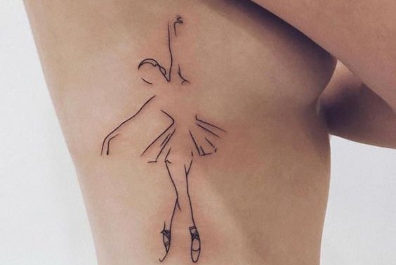 Женские тату на ребрах