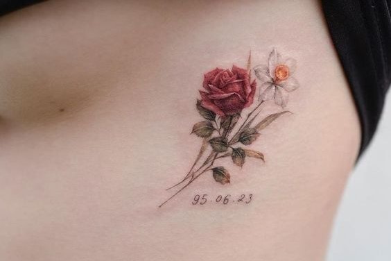 Женские тату на ребрах