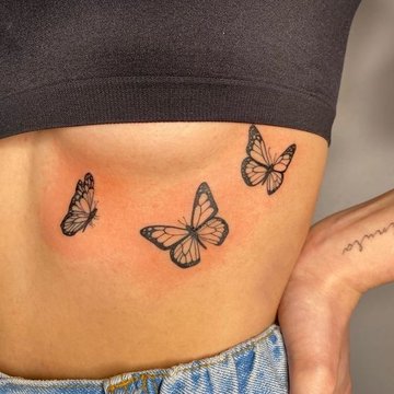 Женские тату на ребрах