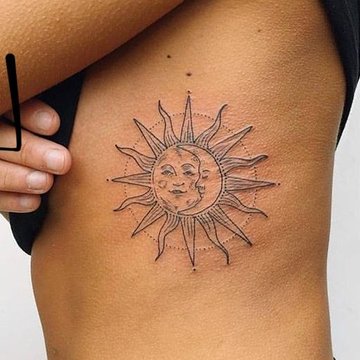 Женские тату на ребрах