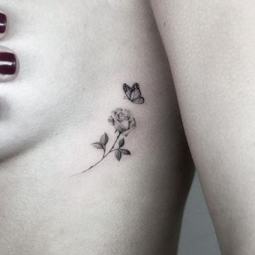 Женские тату на ребрах