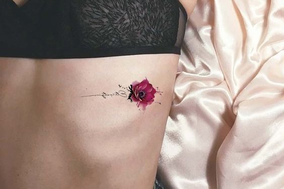 Женские тату на ребрах