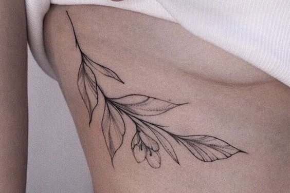 Женские тату на ребрах