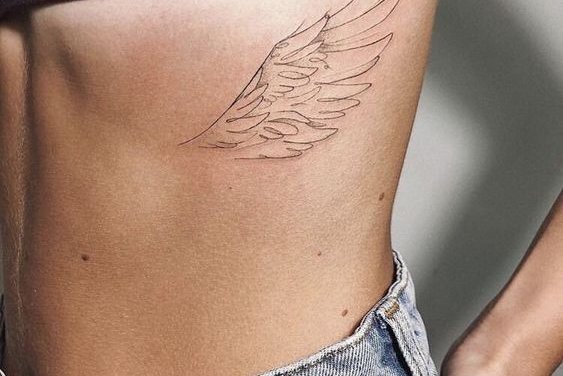 Женские тату на ребрах