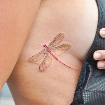 Женские тату на ребрах