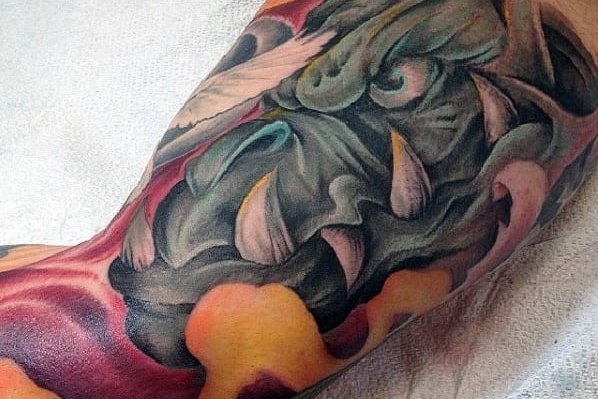 горгулья на предплечье