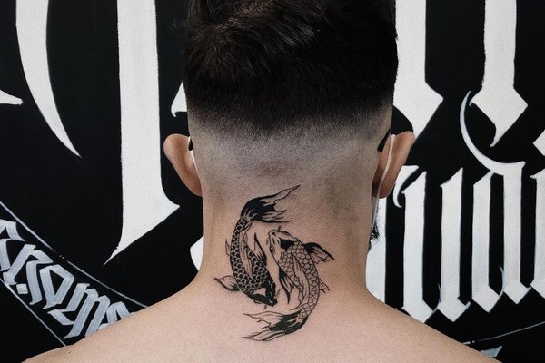 Чоловічі тату на шиї