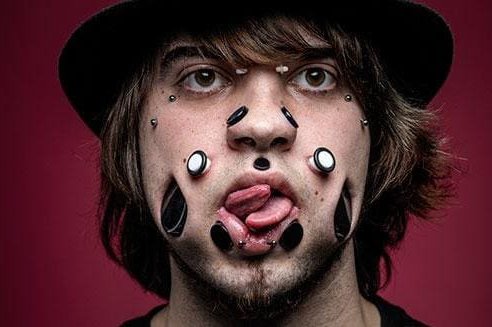 Тунелі в щоках